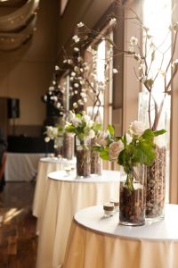 centre-table-hauts-idees-deco-table-salle-mariage-elegant-ivoire-chocolat